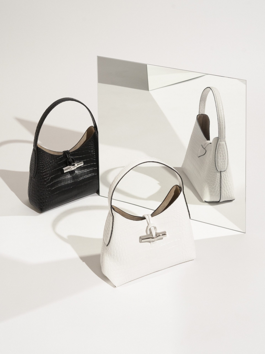 本次Roseau系列以雪白色鳄鱼纹皮革重新演绎经典,将Longchamp的皮制工艺彰显得淋漓尽致,实用性与时尚感兼具,伴你定格迷人身姿!