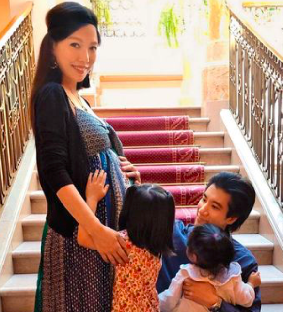 报道指出，李靓蕾其实早在2016年诞下第二胎后已经有了离婚想法，但不久后怀上第三胎，因此暂缓了分开的计划。