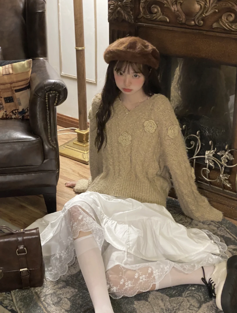 温柔气质的长纱裙搭配针织衫,效果真的是非常仙女~不但可以拉长身高比例还能够遮肉,对于肉肉女生来说是非常显瘦的穿搭哦!