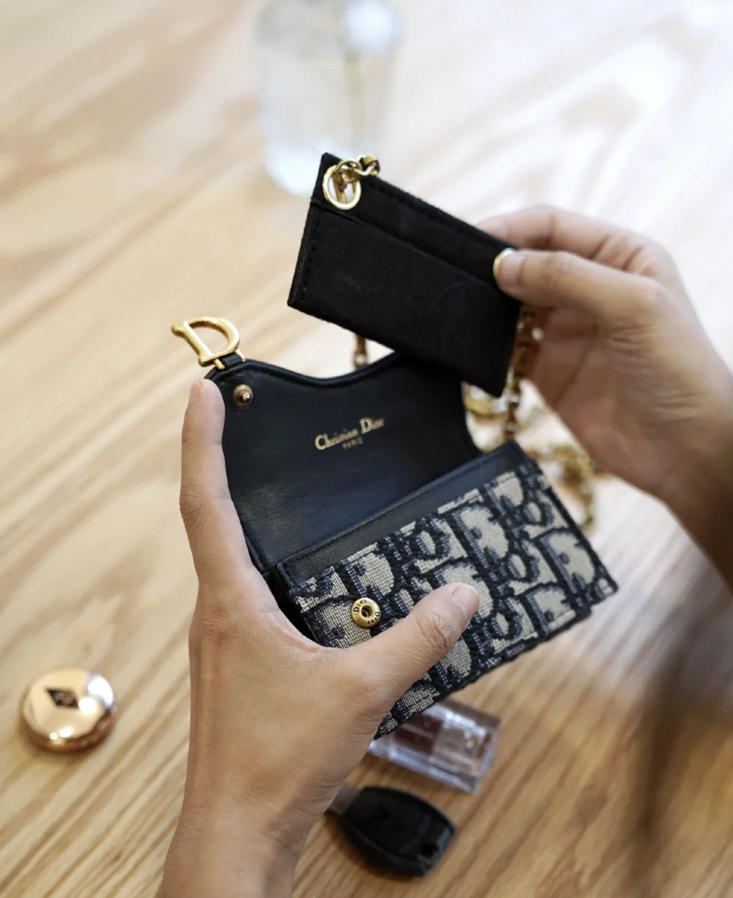 改造方法超级简单只要入手带链条的小卡包,再直接放入Dior的卡包中就大功告成啦!