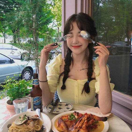 ！要记得在第一次约会还是要保持形象的，用餐时一定要尽量优雅、嘴里有食物时不要说话、还有不要发出吧唧声