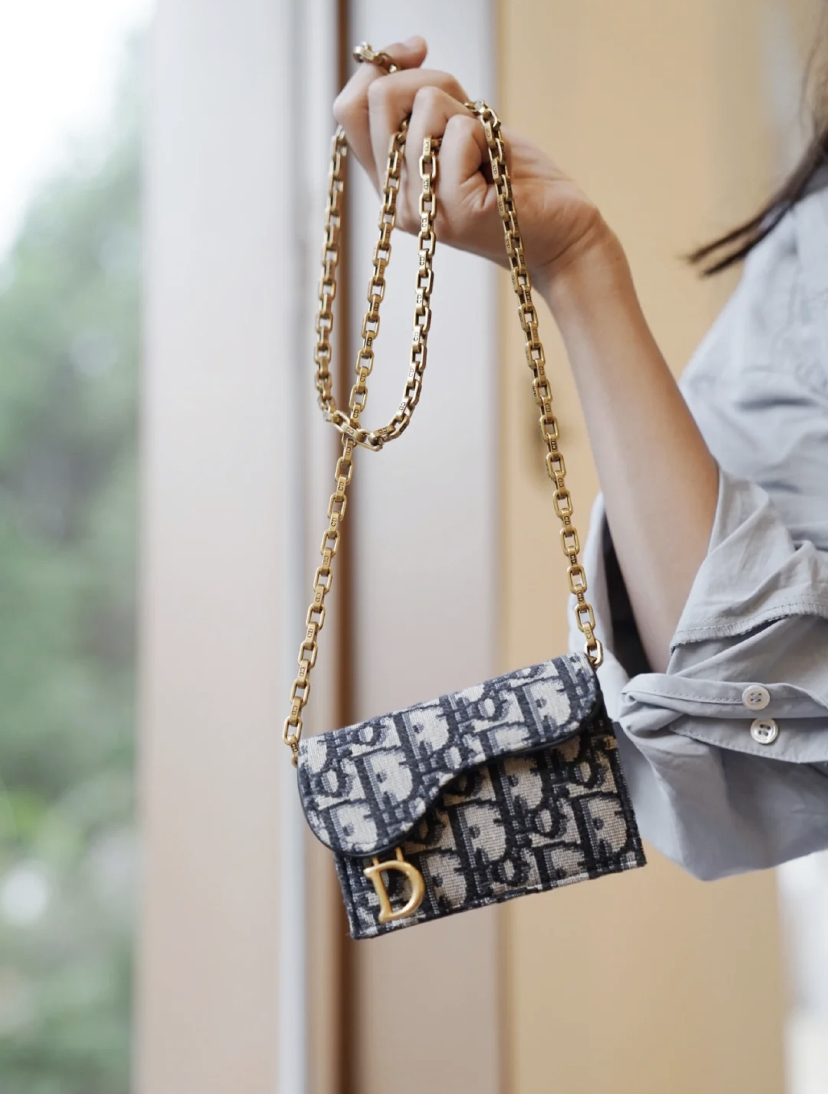 拥有预算可以入手Dior家的老花卡包,也可以自己DIY成迷你斜挎包哦!