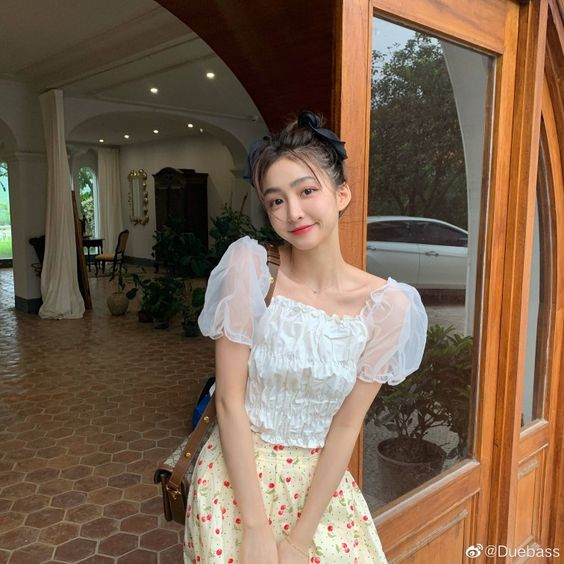 方领/小V领能够巧妙地在比较不长肉的肩膀处,局部露出小面积肌肤,视觉上大大降低了上半身“壮实感”后营造出显瘦效果。