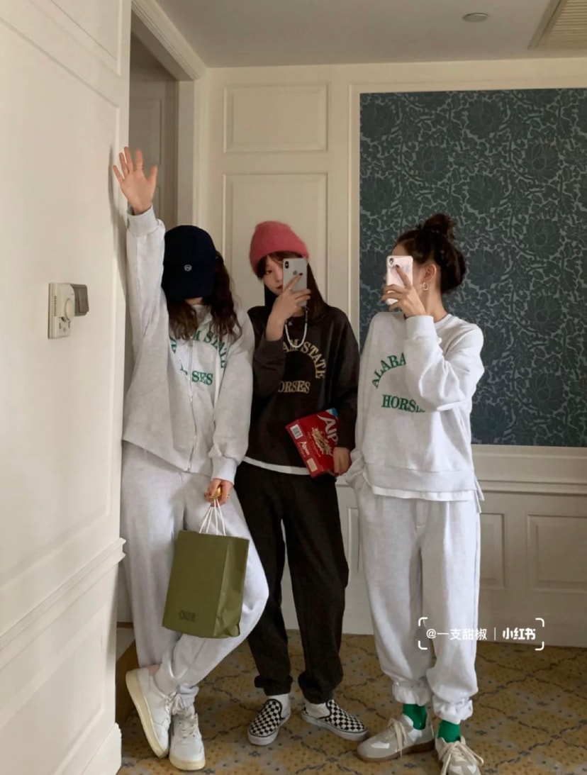 如果打卡地方有镜子也可以用手机对镜自拍,同时还可以遮住脸部哦