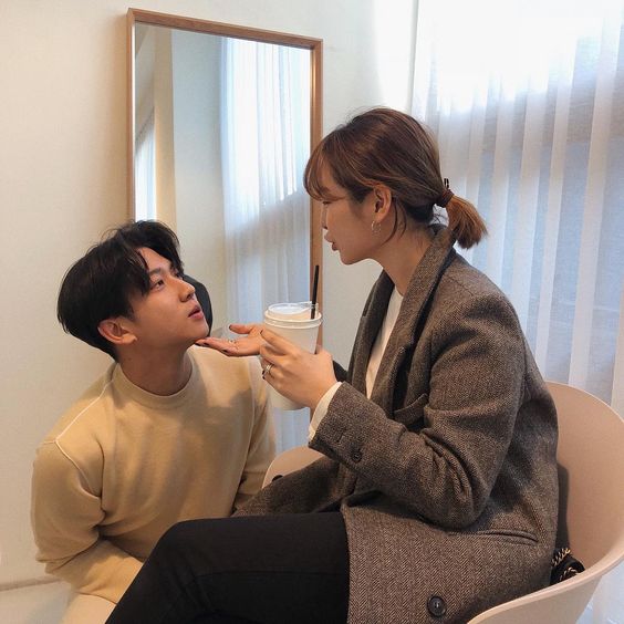 想要让对方更加心动可以在自然的进行眼神交流，不但可以让谈话更加顺畅，还会引出更加多的话题