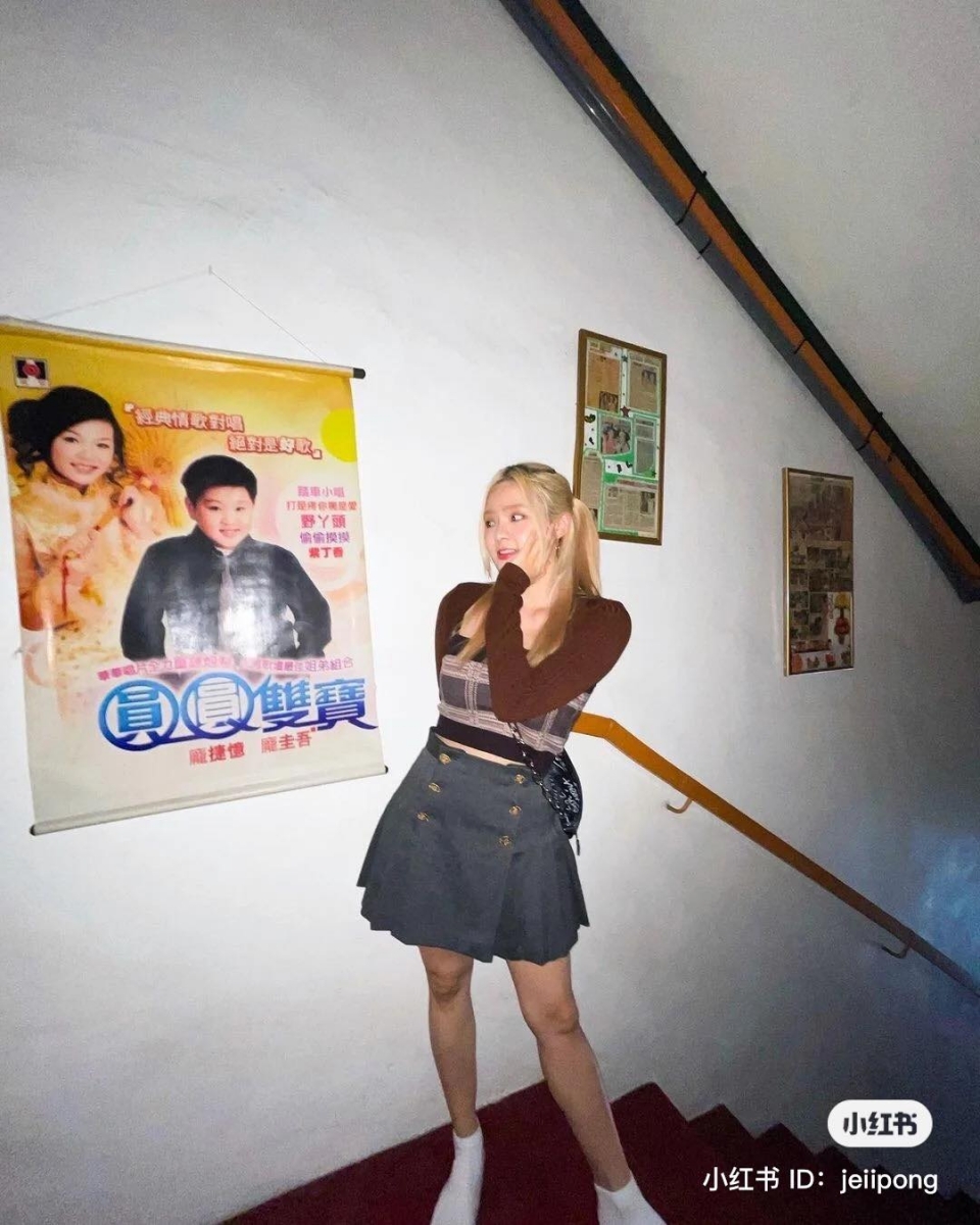 碰姐打从幼稚园开始就是大家眼里“文武双全” 优秀孩子，为了满足家长们的期望，也努力地让自己持续发光绝不会让他们失望。不快乐的原因，碰姐也解释道「是因为从小面对媒体，被训练的一点小错话都不能说..变得很拘谨，从小就很多关注在自己身上，深怕一不小心就不能继续年度模范生」。