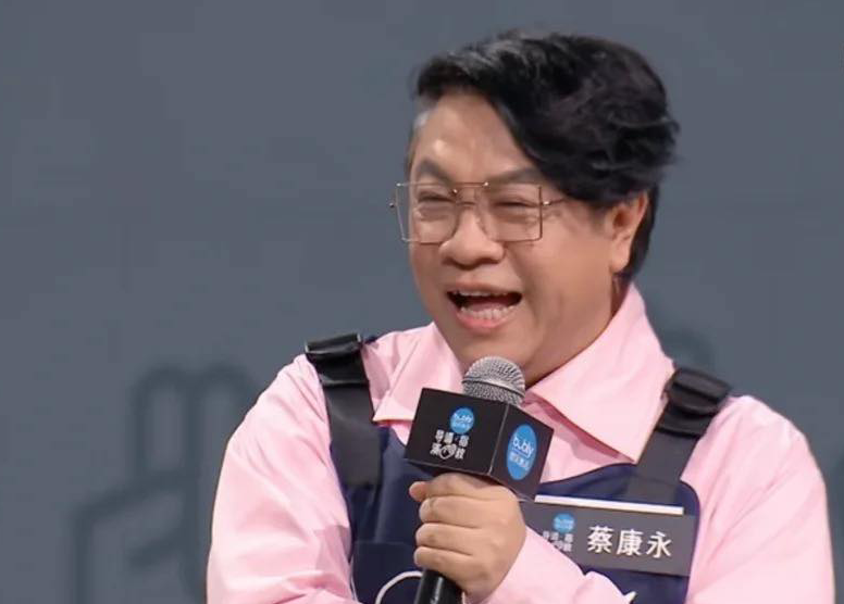 59岁台湾知名主持人蔡康永近日参加了话题度爆灯的《导演请指教》竞技类真人秀，最新作品被当众狠批：浪费观众时间！