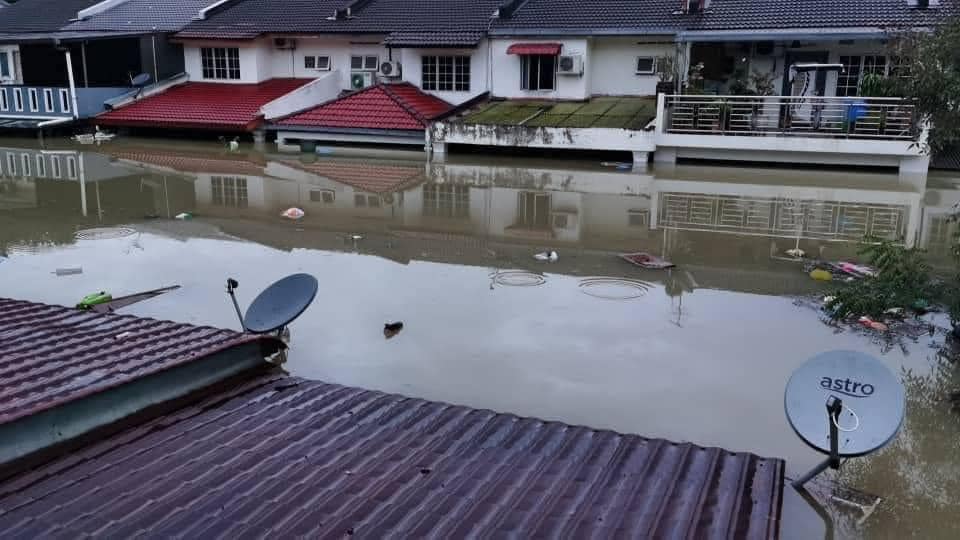东北季候风带来的强将雨导致马来西亚很多低洼地区严重水灾,其中最严重的灾区是「巴生」。这场突如其来的水劫不只让大家无家可归、财务统统被报销,还夺走了将近 6 条生命。