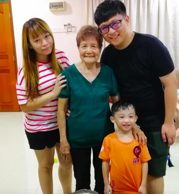 呼吁大家不要总觉得还有很多时间,一定要常回家看看、好好陪伴家人:「你多久没回家好好陪伴家人,见见家人啦?安排几天假期啦~你要的话一定可以安排到的…不要像我那样…」