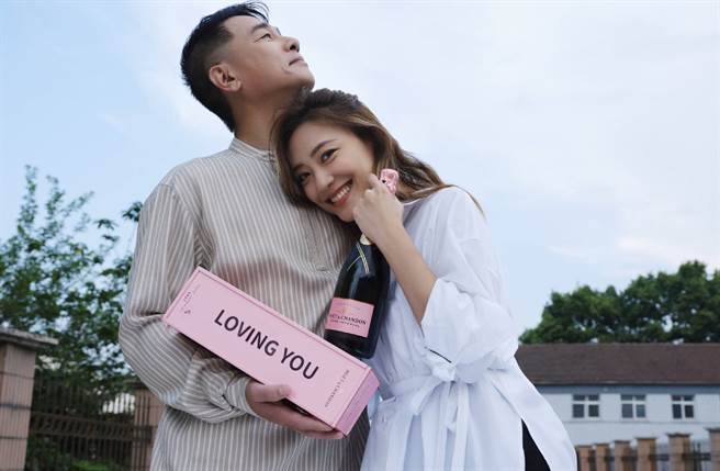 网看到视频后也纷纷涌入留言区表示「被全网提前知道的惊喜」「山鸡哥惊喜又泡汤了」「好开心」「永远幸福」「全网都知道的惊喜」「戒指真的太耀眼了」「采儿姐洋溢着幸福的样子」「大家早知道的惊喜,终于到主人手里」