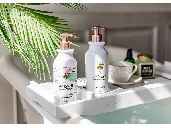 de Balets 小巴黎洗发精以响当当高级香水洗发露著称,每一款洗发水香气都是复刻奢侈大牌的香水调制而成,像是 Jo Malone、Miss Dior 等,洗完头无需喷香水出门也能散发出沁心动人的女神香
