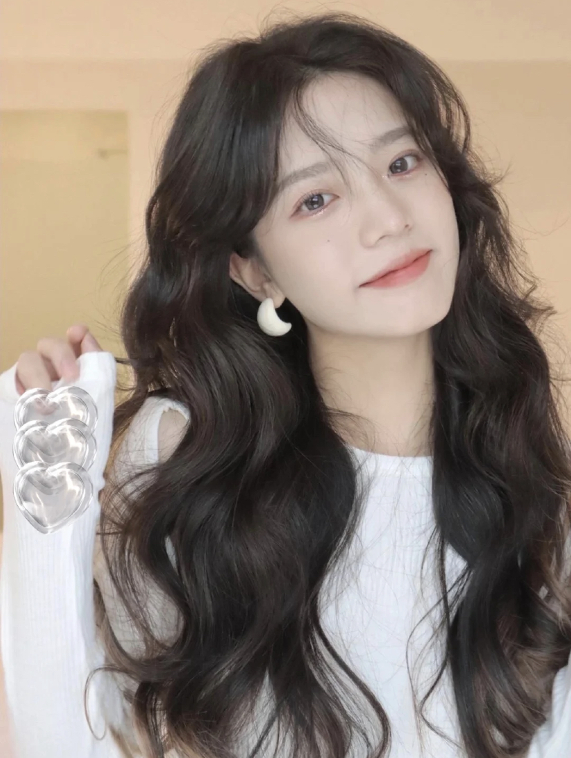韩系大波浪长卷发觉得是爱豆同款发型!卷发造型特别显发量还有好看的蓬松感,可以打造高颅定的效果从而让脸看起来更小