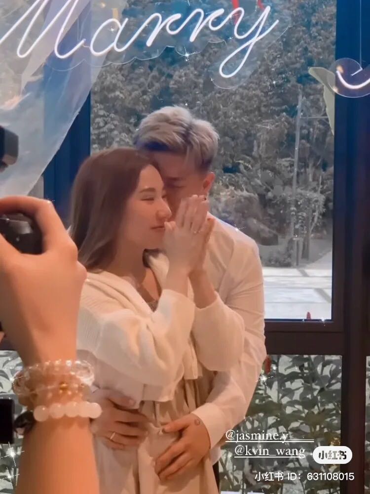 眼尖的网友也发现出场的香米肚子隆起来鼓鼓的，感觉上是怀孕了才急着结婚？！