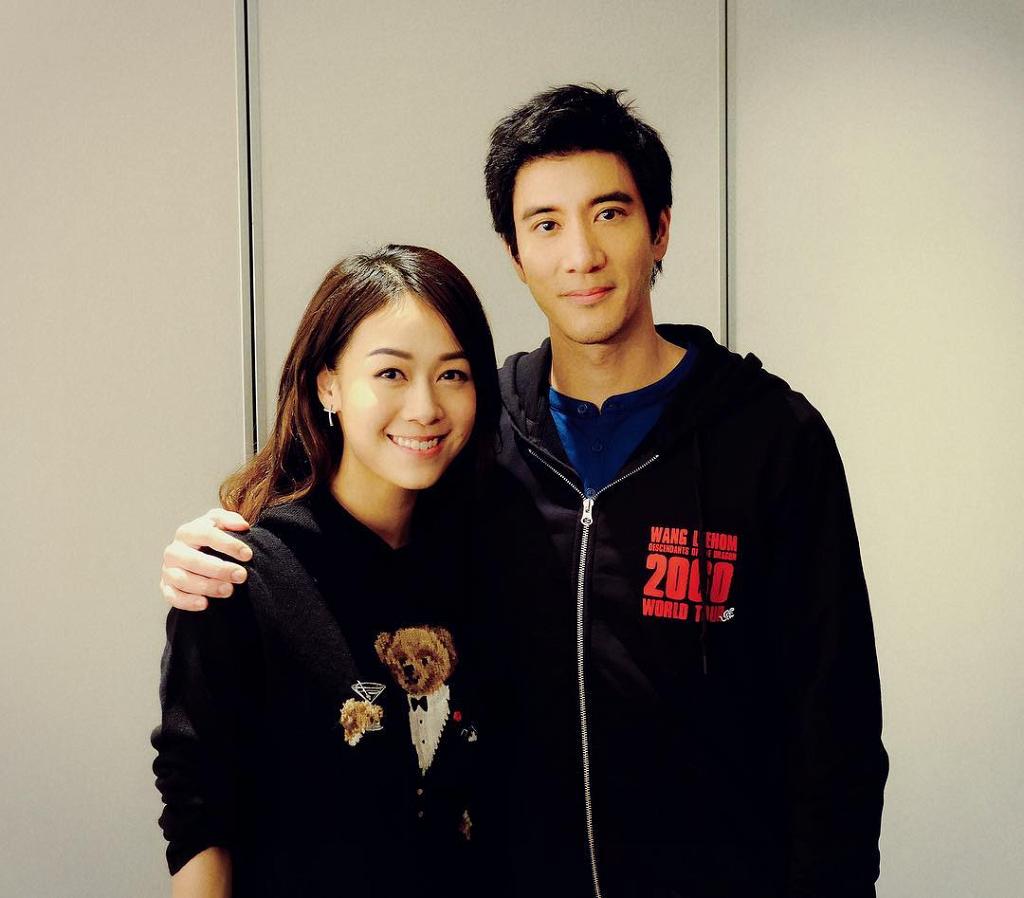 那王力宏离婚和黄心颖牵扯上什么关系呢?王力宏早很多年前,曾在澳门开过演唱会。而当时黄心颖特地买票飞到澳门去看他的演唱会。在娱乐圈一直以「集邮颖」为称呼的黄心颖在演唱会结束后更是跑去后台和王力宏拍照留作纪念。