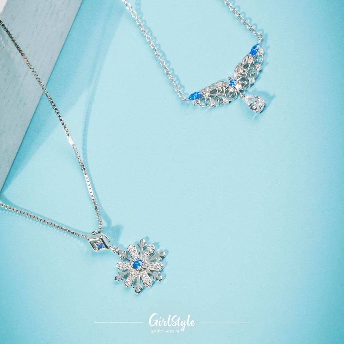 值得一提是项链设计完美复刻冰雪奇缘 II 的 4 个图腾，集合了风、火、水、土四种元素还有第五种元素就是“大爱”，吊坠下方的白色锆石也会随着项链的摇曳折射出耀眼的光线唤醒沉睡已久的少女心！
