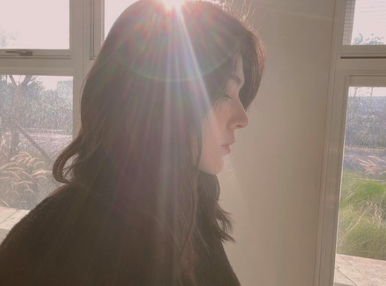 最近许玮甯更在社交网络Instagram上传了3张疑似出自是“老公邱泽视角”的照片