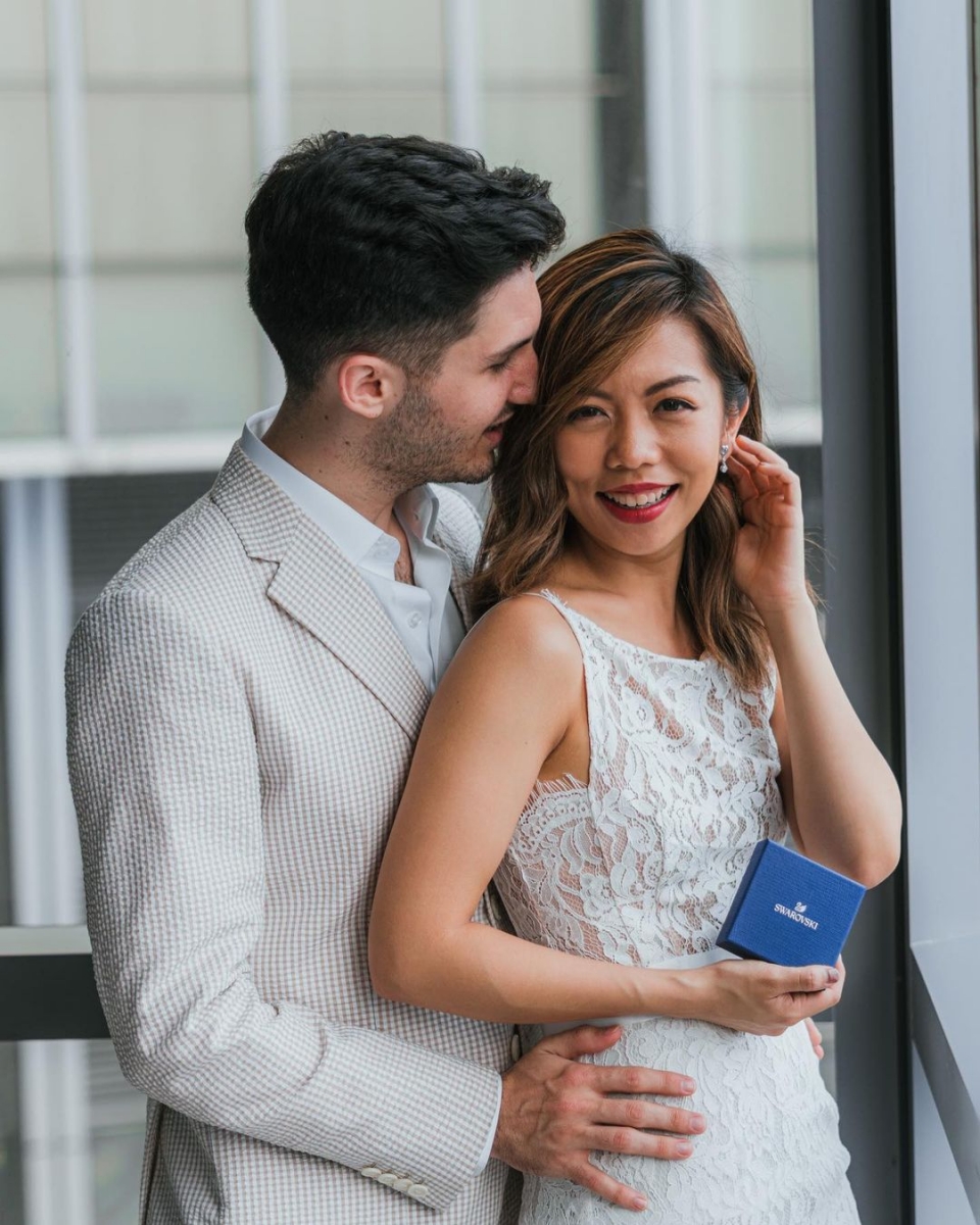 Jenn Chia 曾在影片里分享过「买钻戒是一件非常奢侈的东西」。对她来说,婚戒指作为婚姻起点的象征,是应该漂亮的,但不意味着一定要很昂贵才算好。反之,购买戒指应该量力而为,不要打肿脸皮充胖子,这么做根本不值得也完全不理智。