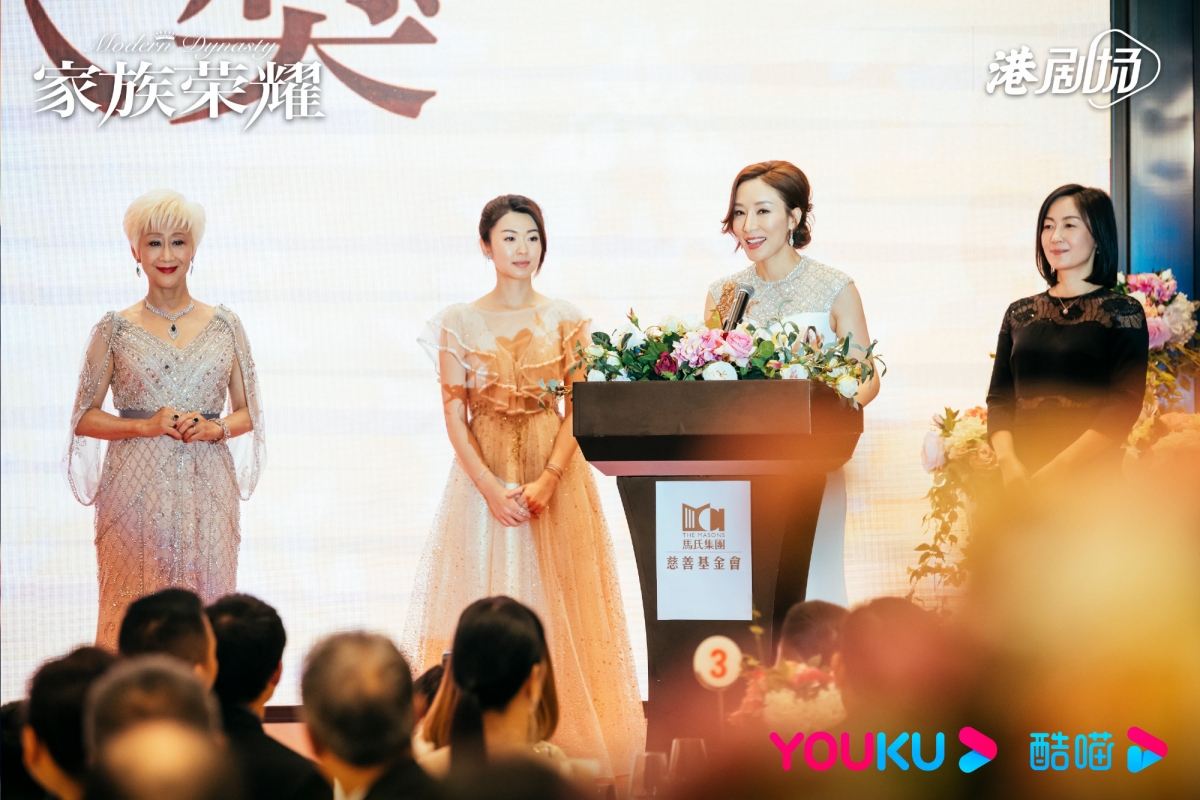 杨怡当 CEO 这段期间完全感受到了权力的分量,她不甘在家做个家庭主妇,她想要成为高高在上的事业女性,靠男人不如靠自己,只有自己才能给到最好保障。