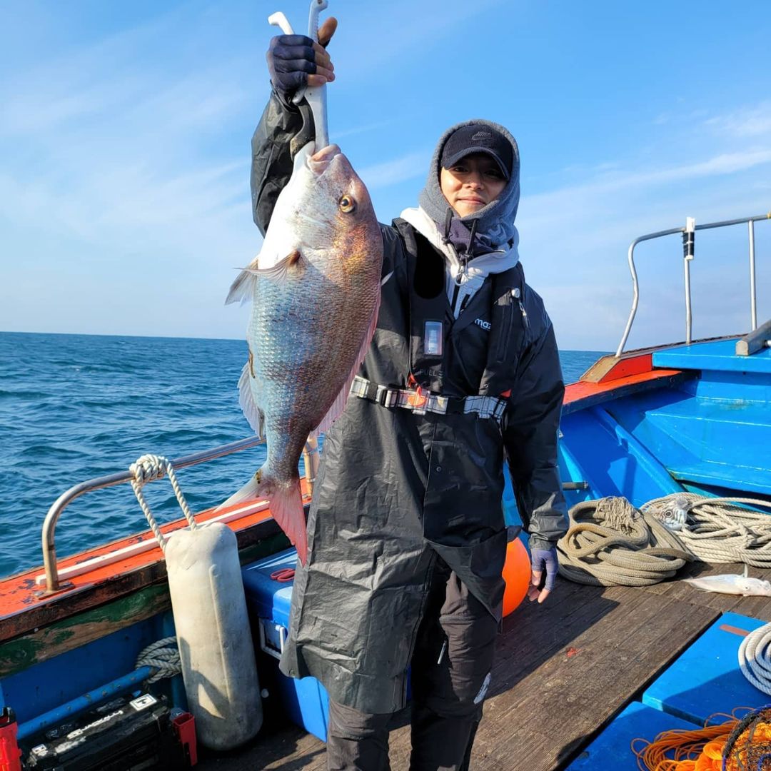 只见照片中的他举起一条大鱼对着镜头灿笑，看起来十分开心。