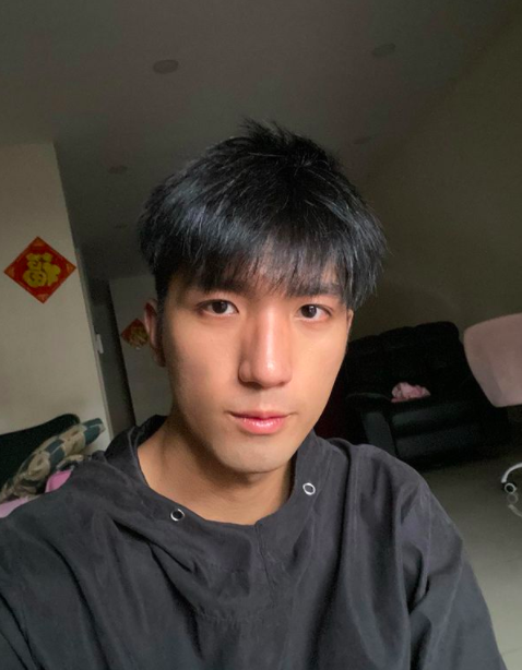 他也在贴文中说到,那天早上他帮忙一位独居的老人收拾房子