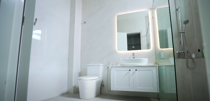 厕所的设计也是以白色为主