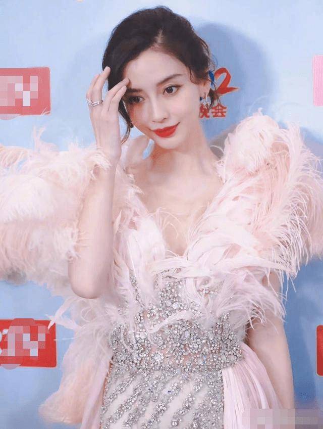 Angelababy在接受采访，还专门佩戴婚戒证明自己的婚姻还好好的。