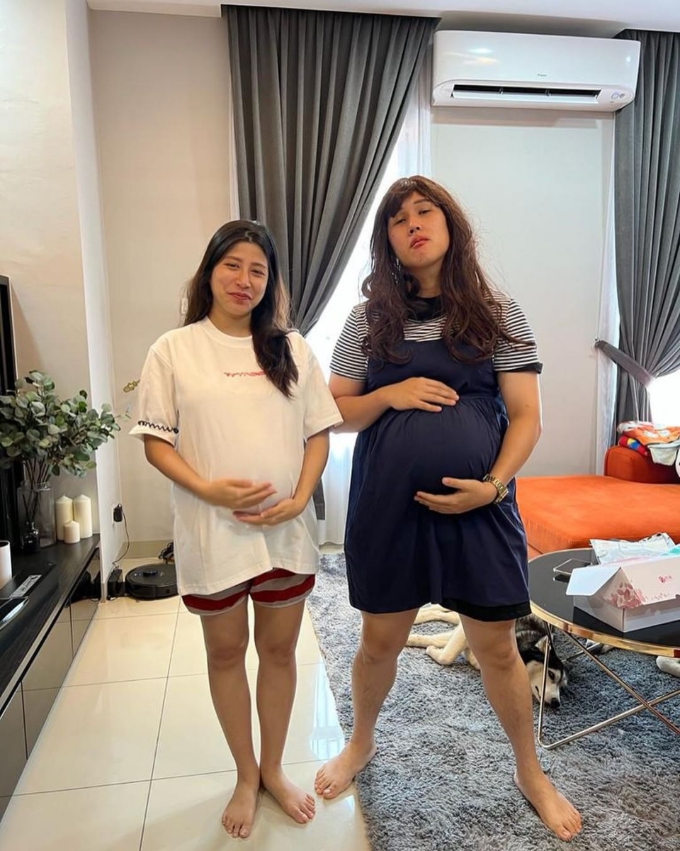 当Jeff穿好了后,还被吐槽说:“这个孕妇的手臂很壮喔”。