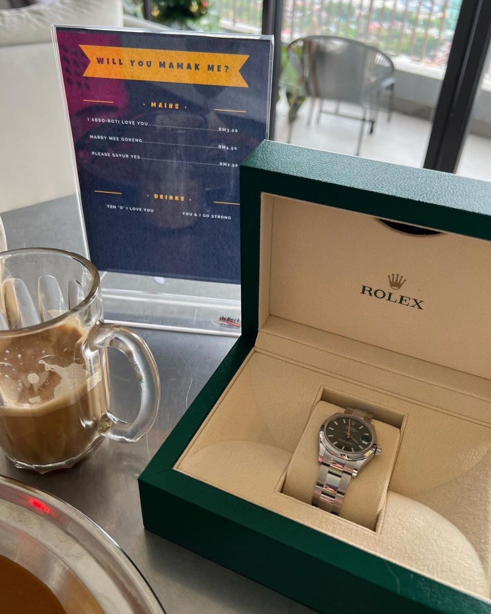 创意百出的告白宣言还不止，就连求婚戒指也是用 「Rolex」名贵手表来代替~别具一格求婚仪式刷新了许多人的观念。谁说求婚仪式一定要有无敌海景 、钻戒 OR 大庭广众之下才算是完美？