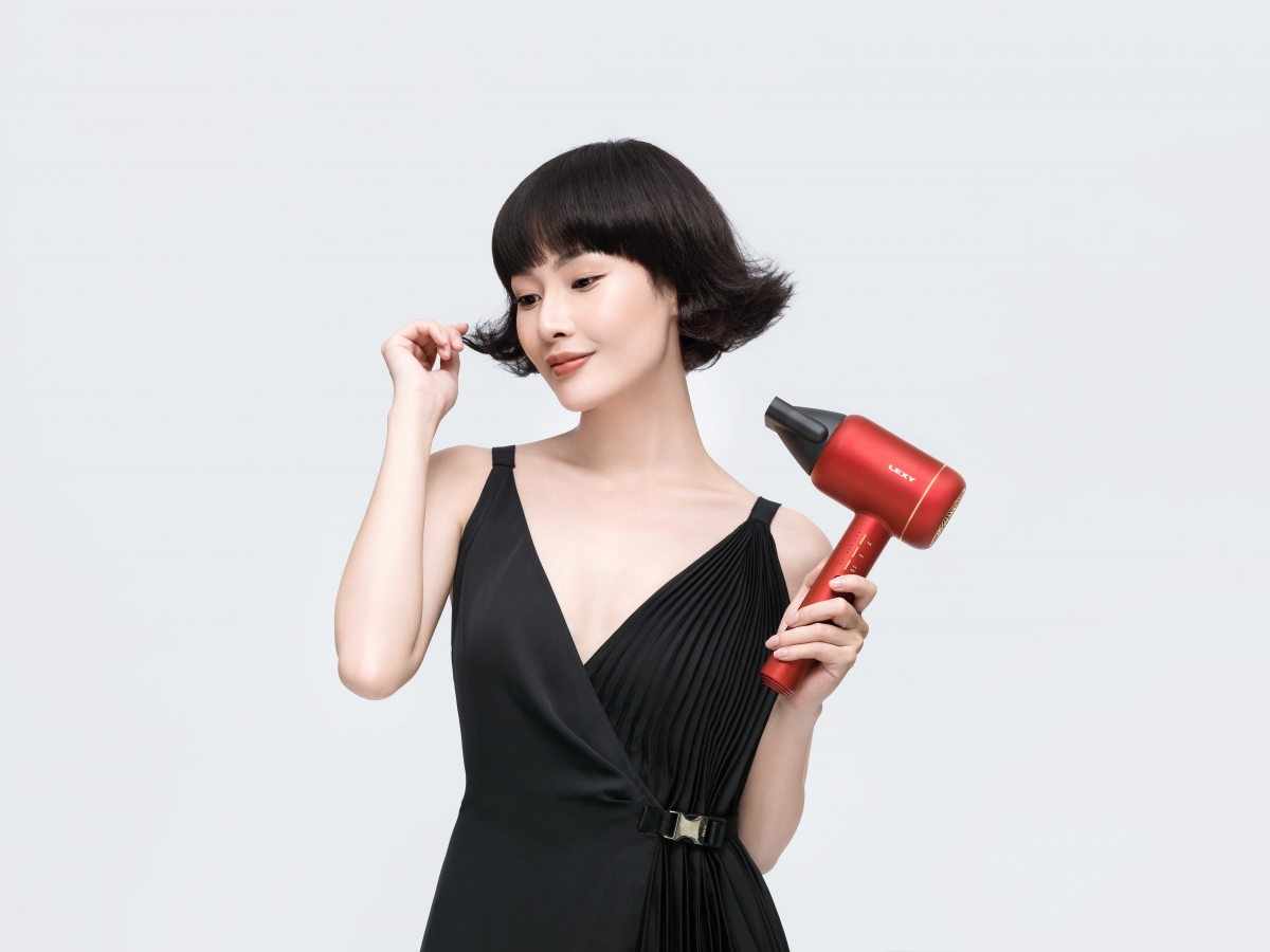 「JIMMY F6」超声波吹风机拥有带有涡轮风扇的数字电动机,大大加快了吹干头发速度!高达18L/S的强劲气流,快速穿过浓密的头发。