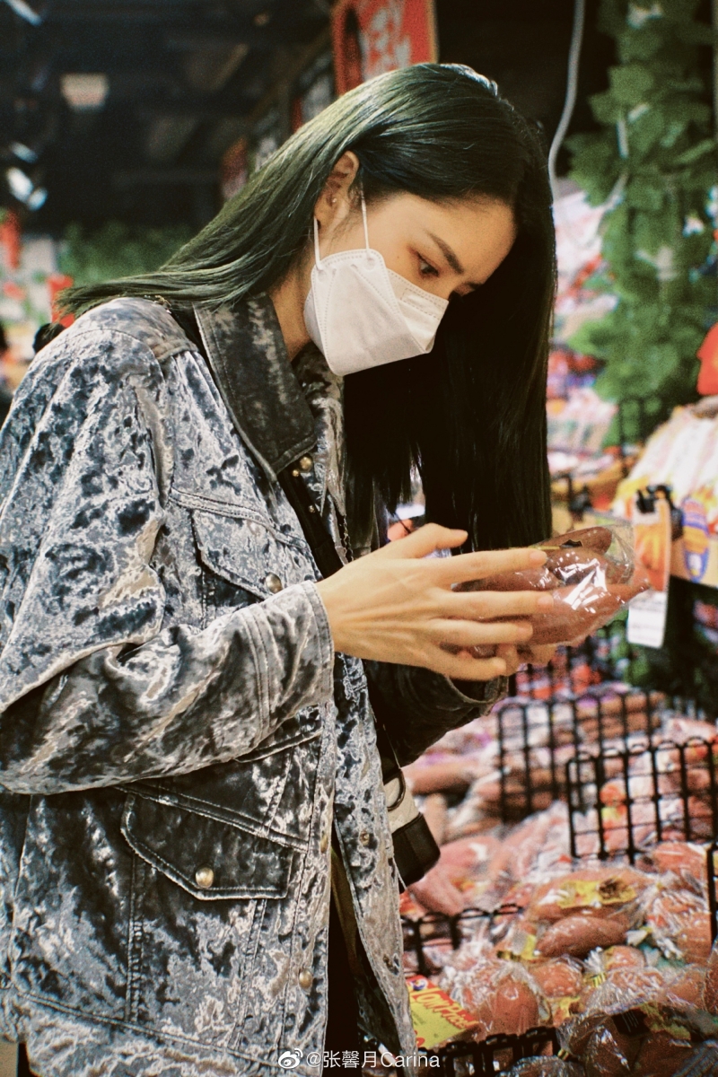 向来宠妻的林峯也替老婆拍了不少美照，只见张馨月在货架前认真挑选，看起来十分漂亮又贤妻良母。