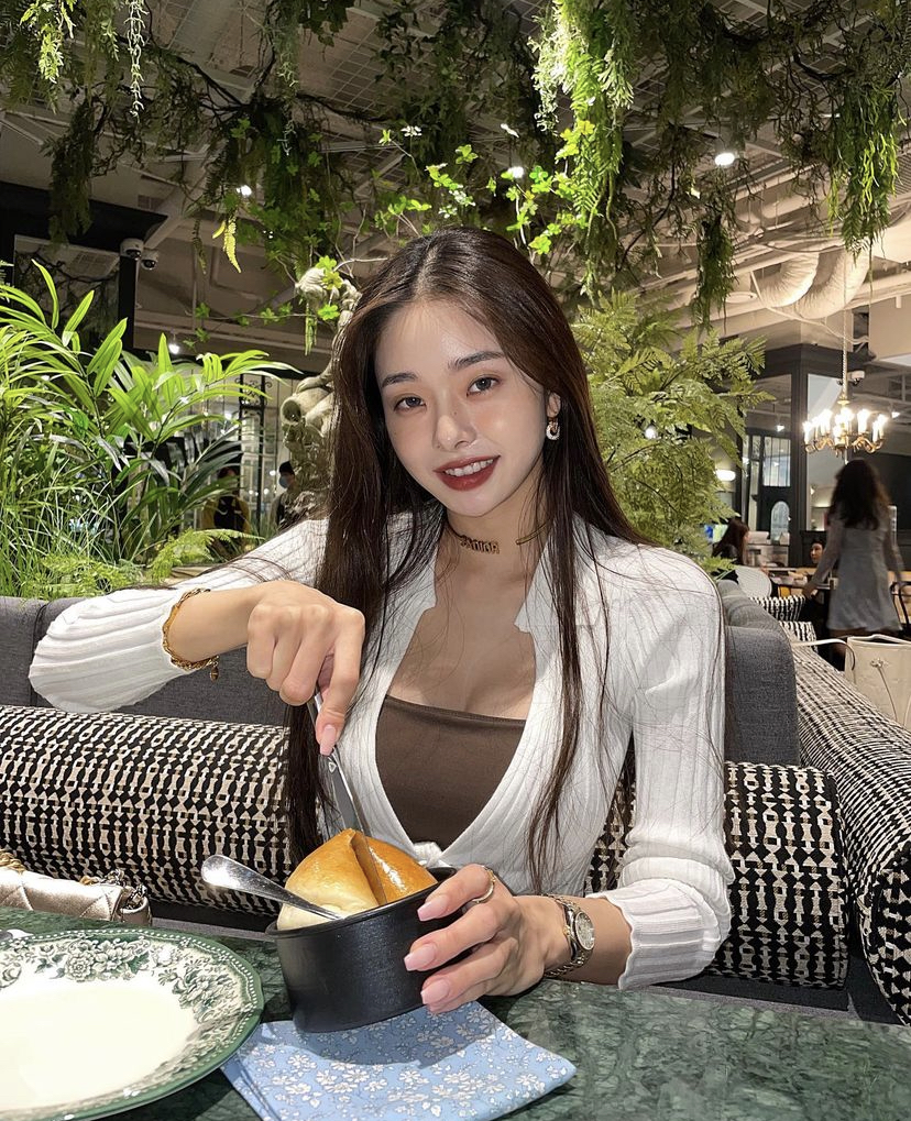 一定不要选择节食！宋智雅之前选择过一日一餐的方式减肥，但最后对健康造成影响。所以日常一定要吃碳水、饭菜正常吃只要戒掉零食即可，瘦下来后也比较不容易反弹。