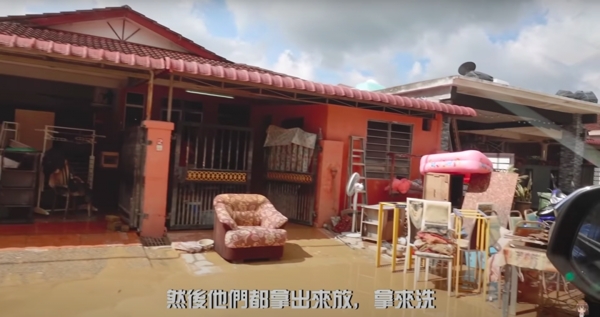 很多家具都拿出来外面放、或是等下拿来洗