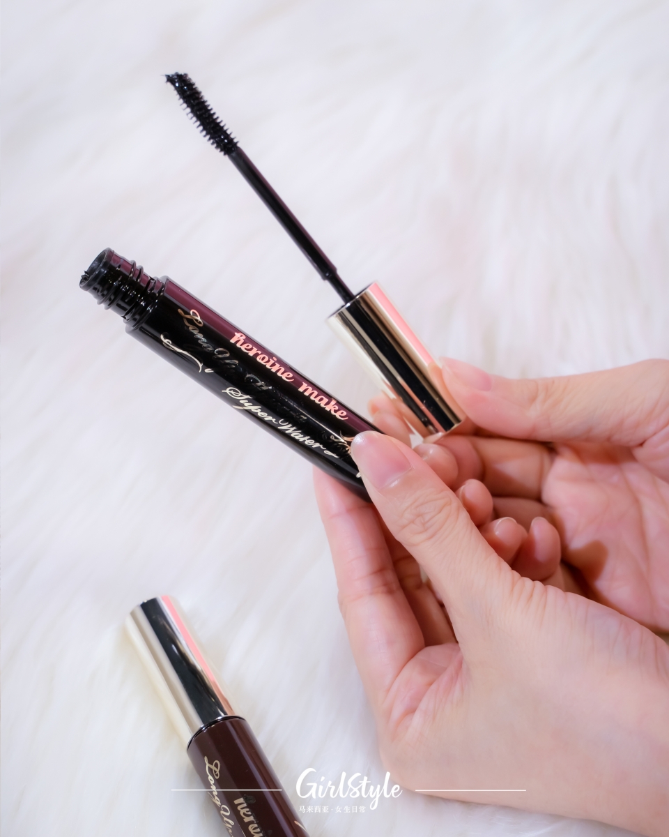 主打纤长妆效的KISS ME Heroine Make Long UP Mascara Super Waterproof,配有轻松贴合眼型刷出根根分明睫毛的Separate Curved Brush(分明弧形刷);