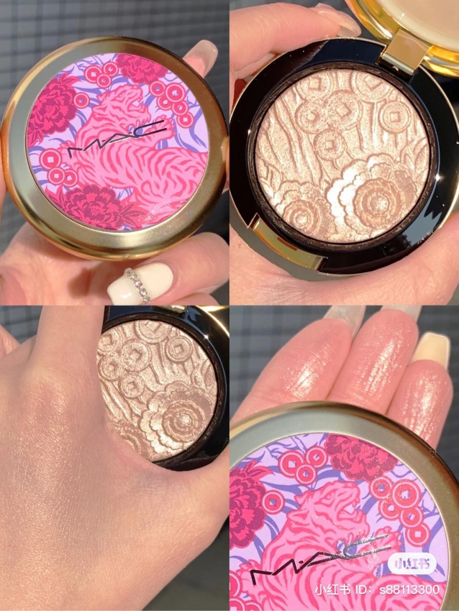 高光盘里还有金银财宝与富贵花的浮雕，金光闪闪开启好运年。