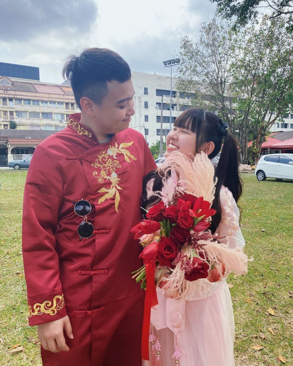 Findy之后也在社交媒体上,留言写道:「那天我接到花球啦 難道明年我們要…」,并标记「#充满幸福的一天」。