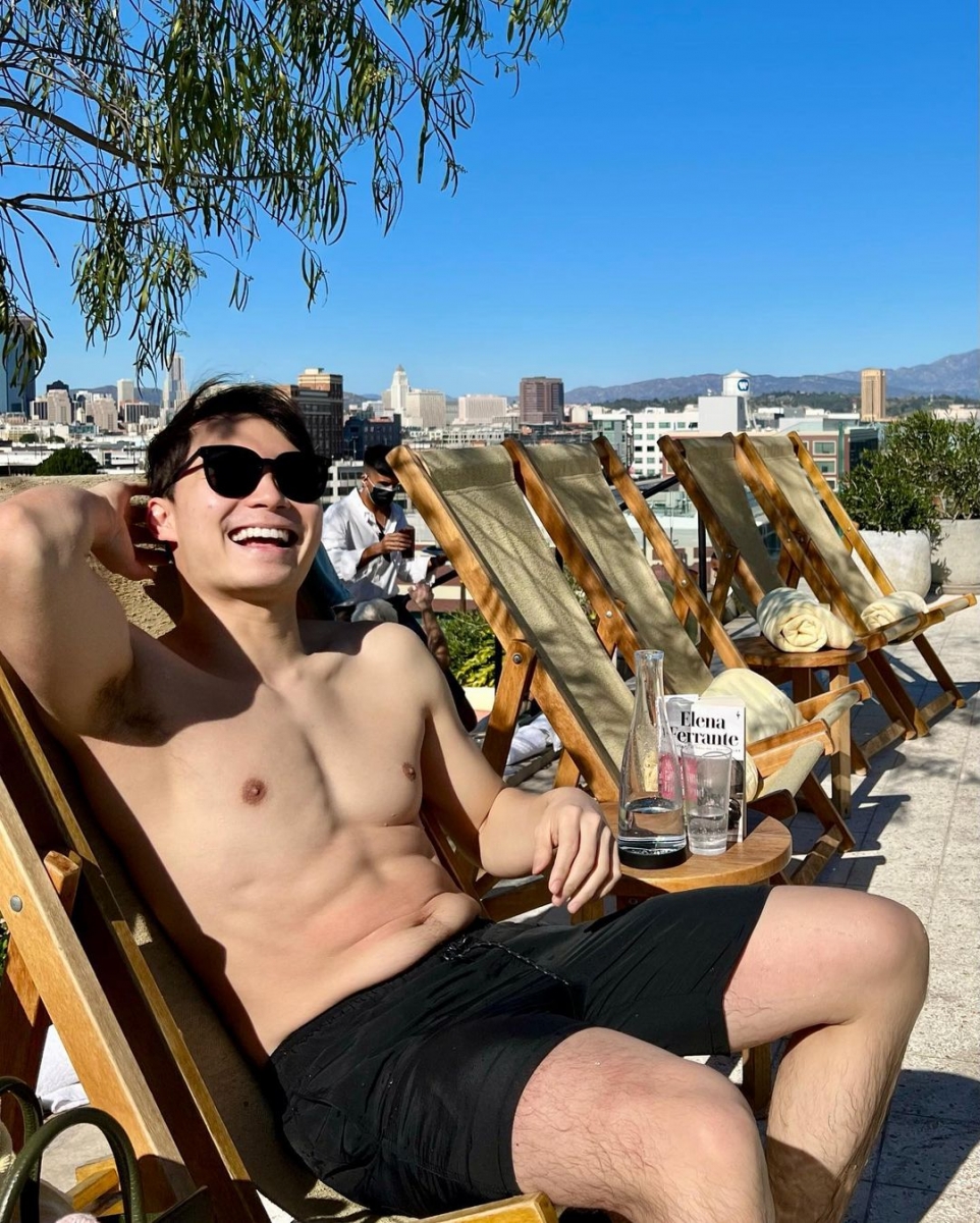 从他PO出的照片可以看见，带着墨镜的他一脸笑容地望着镜头，秀出他健实的腹肌和胸肌！