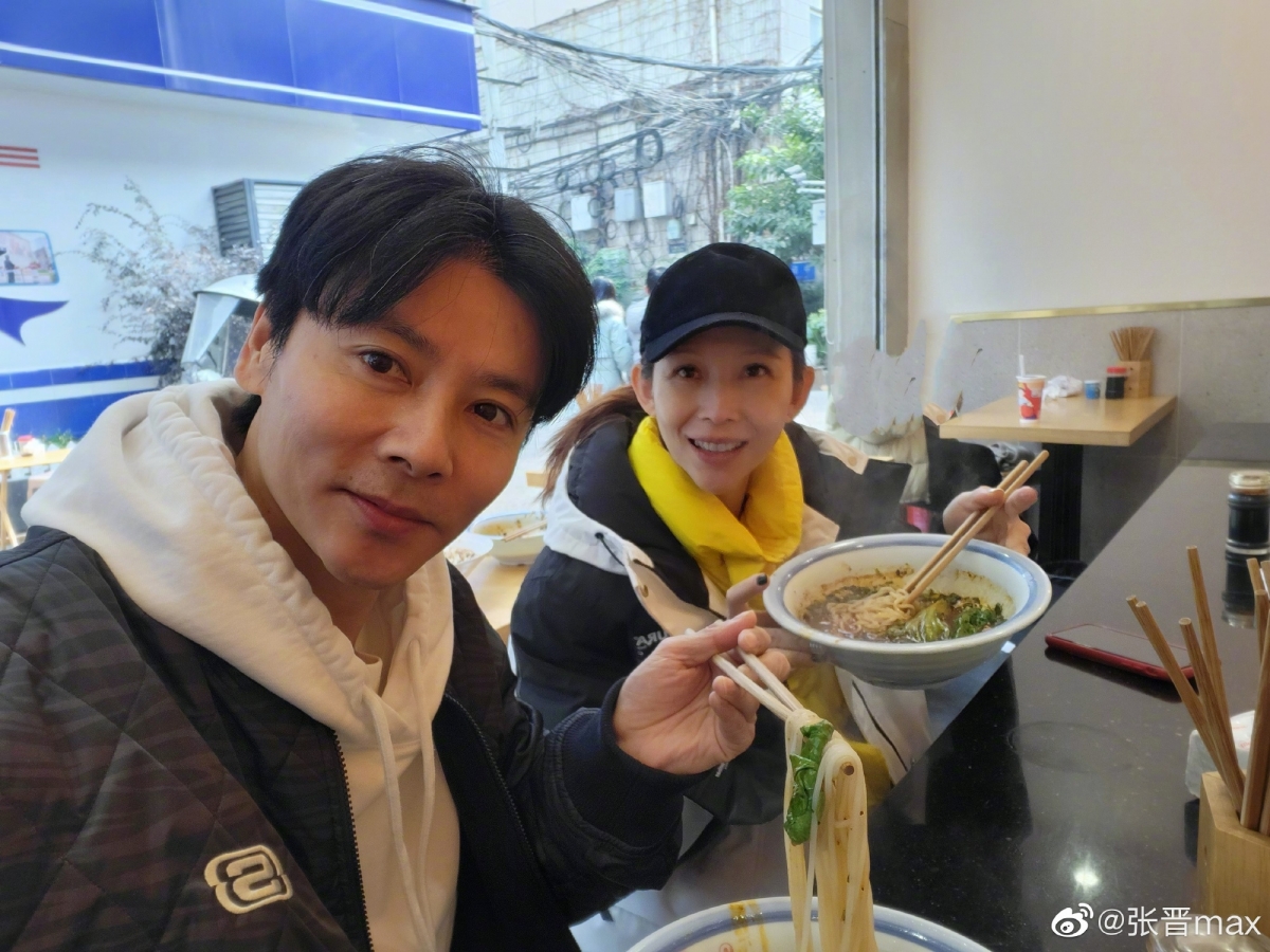 他和老婆蔡少芬在成都游玩的照片