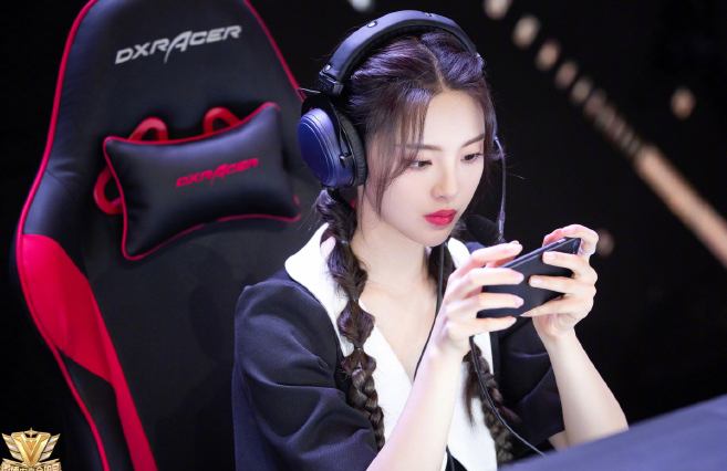 而女主角方面,据悉将由新晋人气小花「杨超越」饰演~