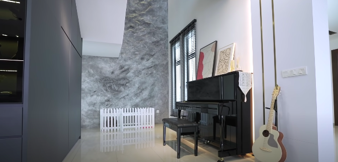 摆放着钢琴，看起来就很有艺术气息！