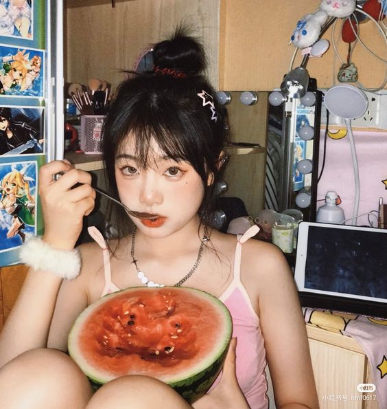 相比于固体的水果,液体的果汁含有的膳食纤维会比大大的减少。喝果汁不但没有饱腹感,还会加快感到饥饿的速度哦。所以水果直接切开来吃比做成果汁喝,减肥效果会更好!