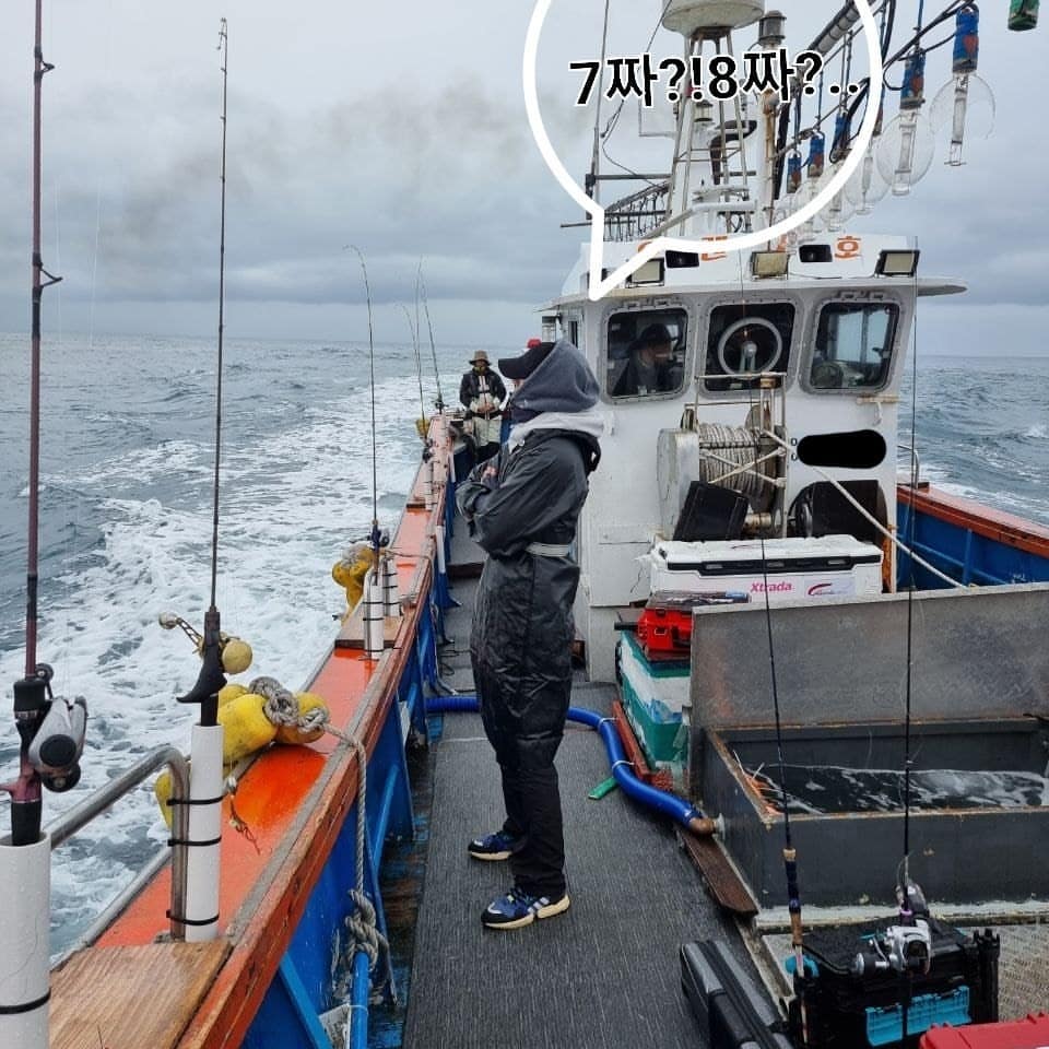 近日，孔刘就在社交平台分享出海钓鱼的照片，没想到竟然引来好兄弟李栋旭留言～