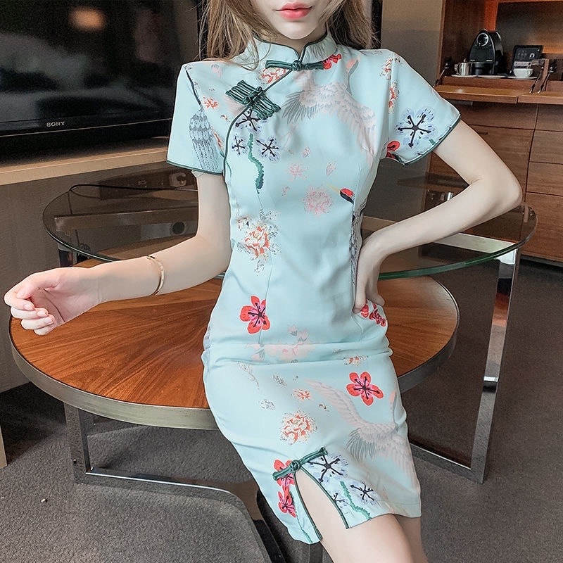 拥有简约大气设计的中国风旗袍,白色和绿色款都很百搭不挑肤色。旗袍上还有着好看的仙鹤以及花瓣的印花图案,再加上修身的版型非常显好身材和气质哦。
