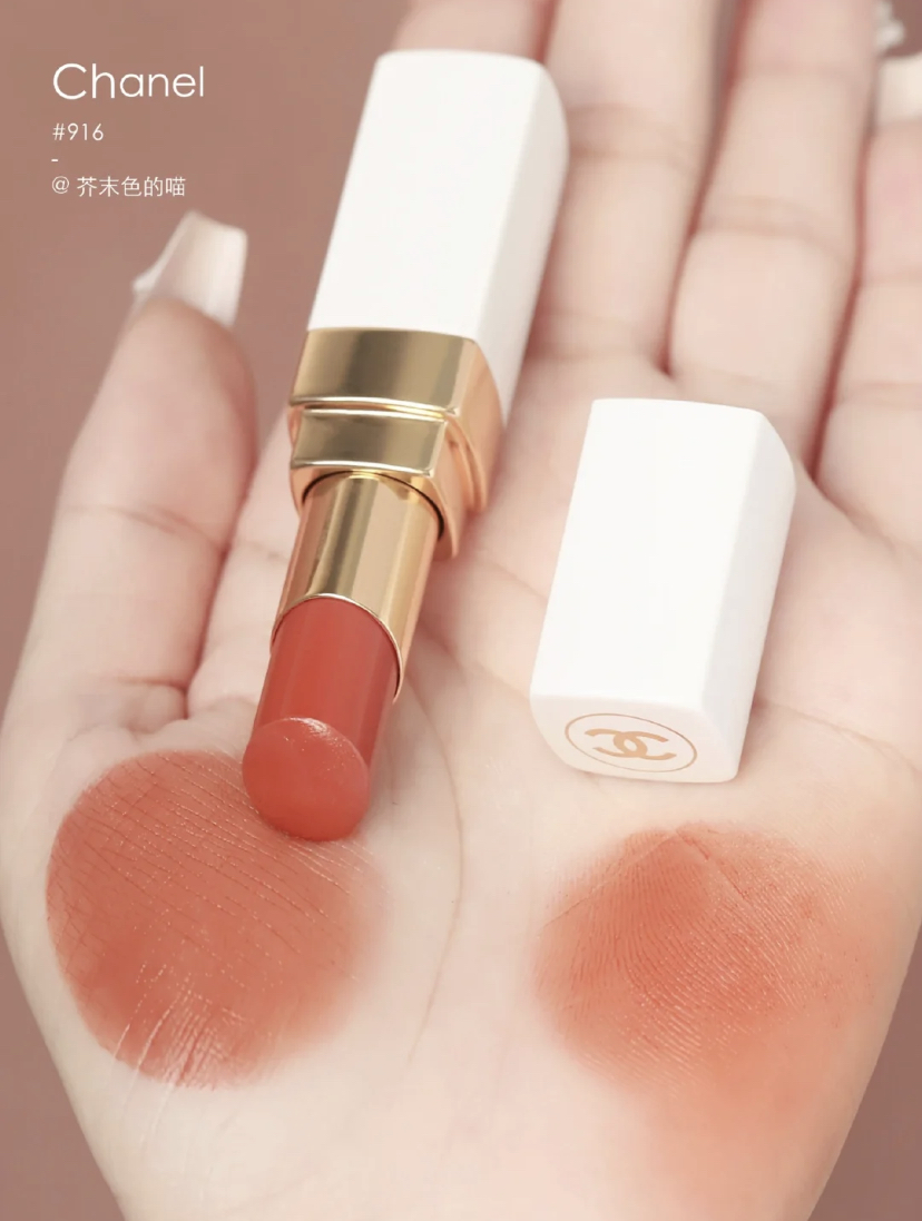 重点是可以打造出非常减龄的少女感，就像是自然的唇色一样但又有橘粉调！对于比较喜欢日常百搭的妆容一定要选这款！