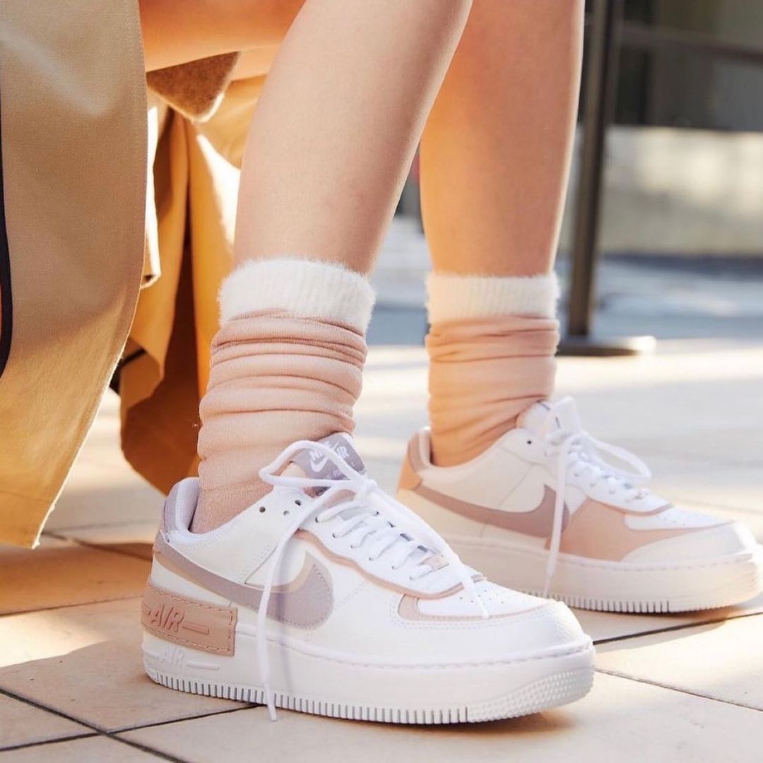 重点是 Nike Air FORCE 1 经典的鞋底都是有做增高的设计,就算没有身高的优势也能变成 165 cm 长腿姐姐惊艳全场