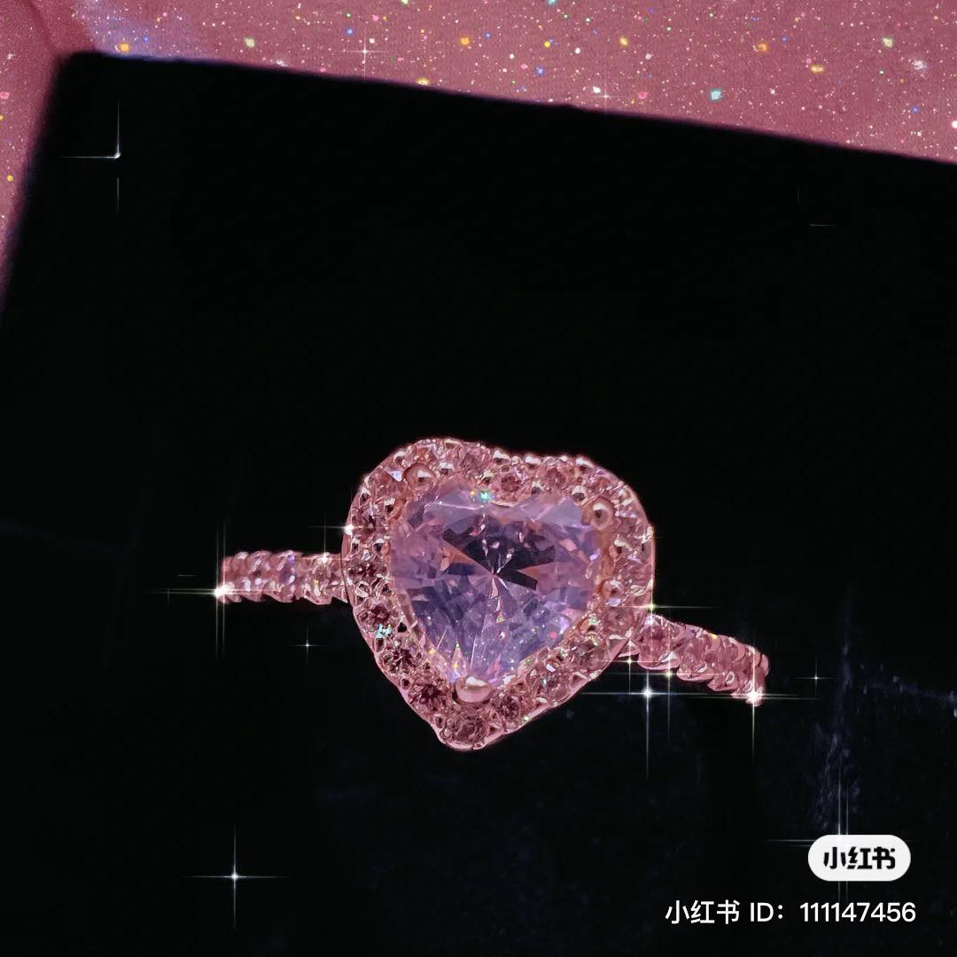 戴在指间上还能视觉上拉长了手指,玫瑰镀金细节也能尽显女孩高贵不失优雅的女神范儿。粉闪粼粼首饰没有一个女孩能抗拒得了!