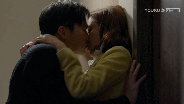 两人情不自禁开始激烈拥吻