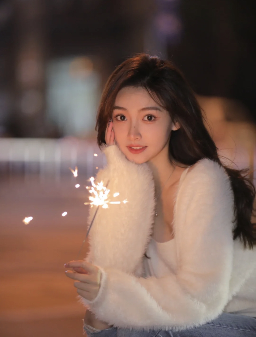 女生喜欢的仙女棒用来拍照超好看的!只需要将仙女棒举到镜头前做前景,可以自然的摆拍和微笑随手都能get氛围感大片!而且烟花的效果不用开镜头闪光灯,也能拍出清晰好看的照片。