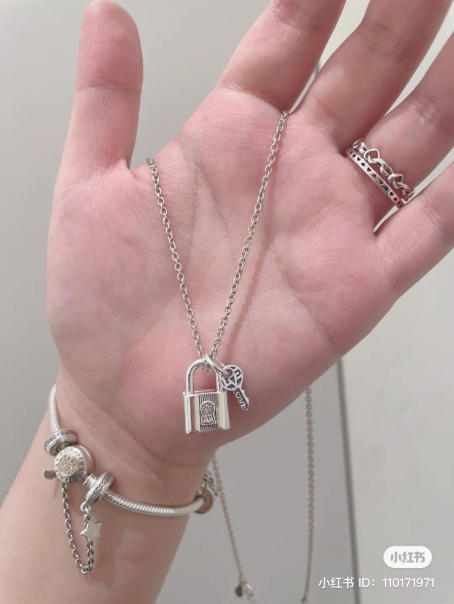 最能象征恋人爱之永恒的信物肯定是非「爱情锁扣」莫属啦!