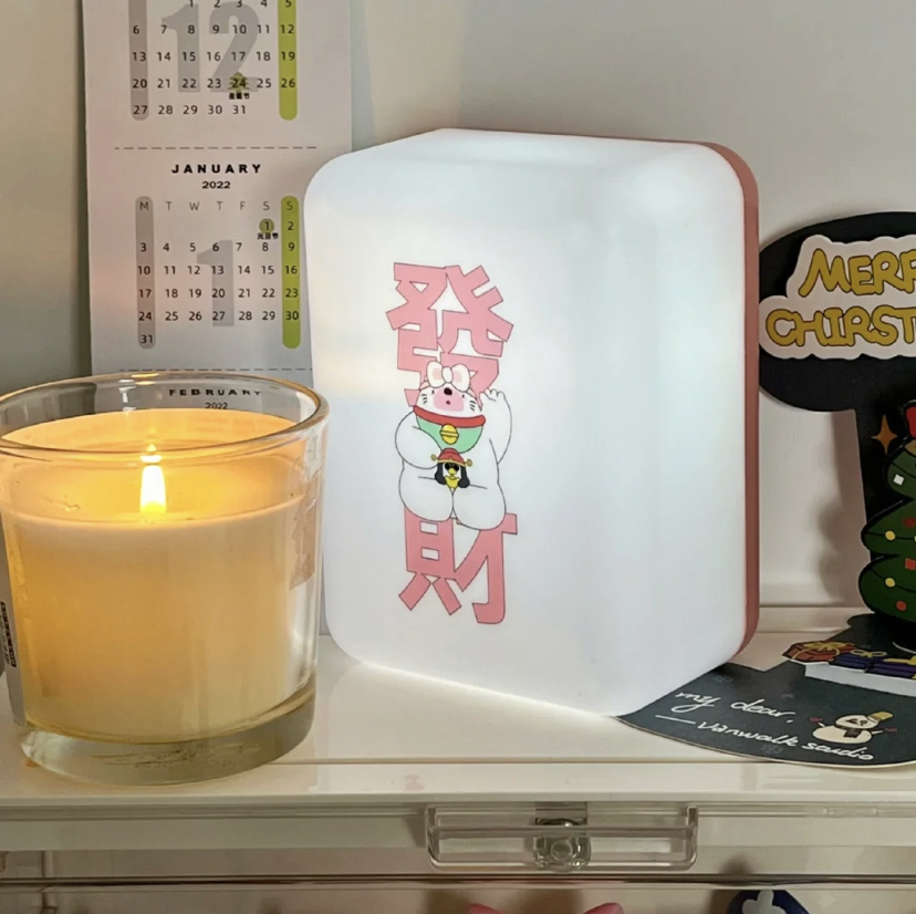 在新的一年想要脱贫的大家,有了这盏麻将小夜灯就能时刻提醒自己要努力!一直坚持努力赚钱才可以发大财,保持正能量让自己时刻保持向“钱”冲啦~