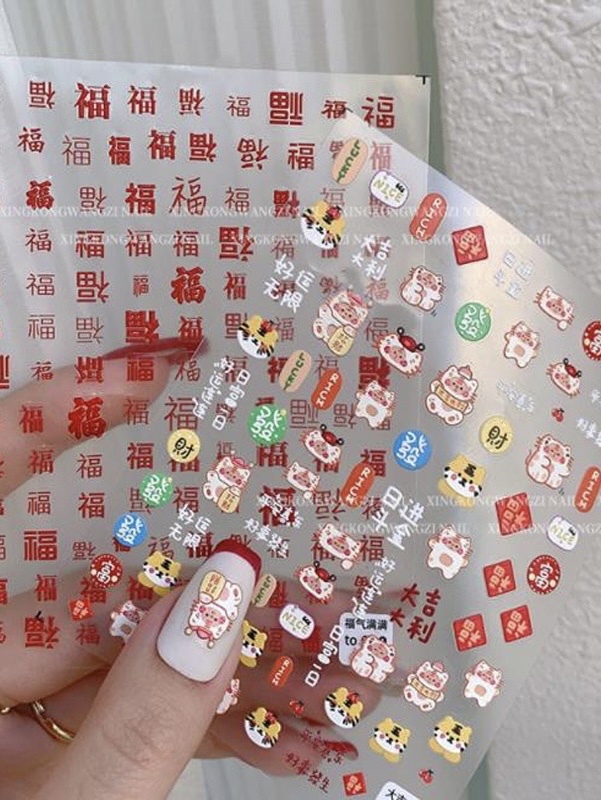 涂上鲜艳的颜色再搭配带有「福」字、新年祝福语的可爱贴纸,瞬间就能自己DIY出好看的美甲啦~